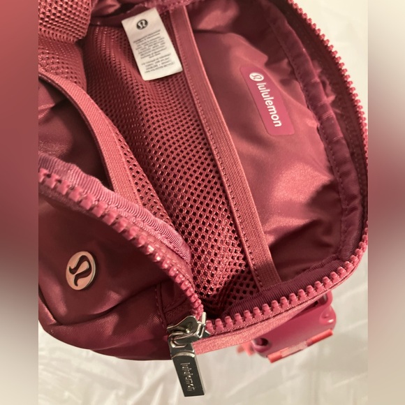 Lululemon Everywhere Belt Bag 1L Wordmark EUC - Picture 4 of 5